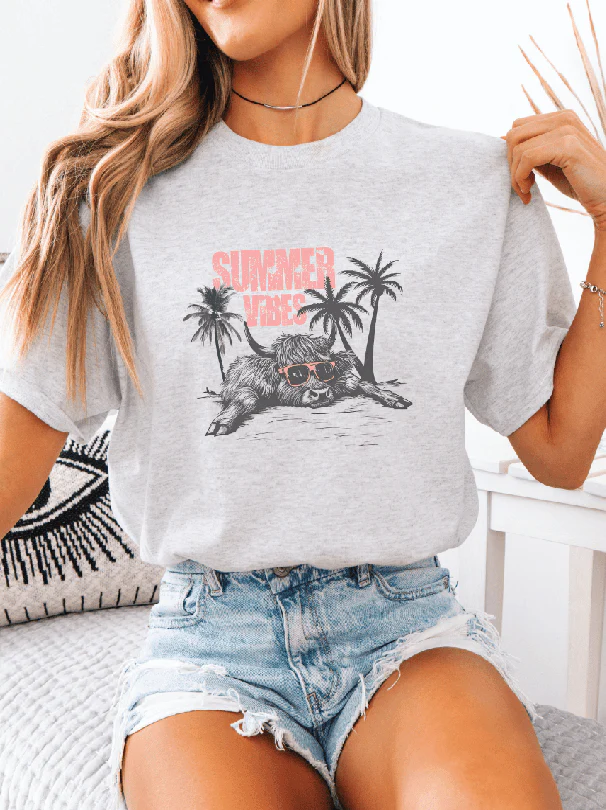 Summer Vibes Highland Cow Cute Women's Graphic T-Shirt